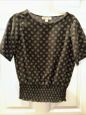Michel Studio Black Short-Sleeve Smocked-Hem Crop Top with White Paisley Motif